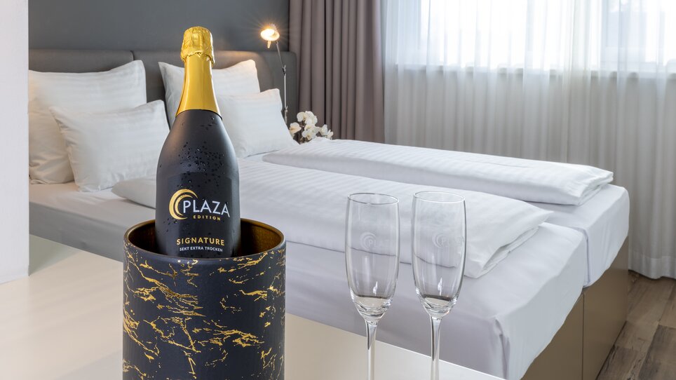 Doppelzimmer mit Champagner und zwei Gläsern. | © Plaza INN Graz