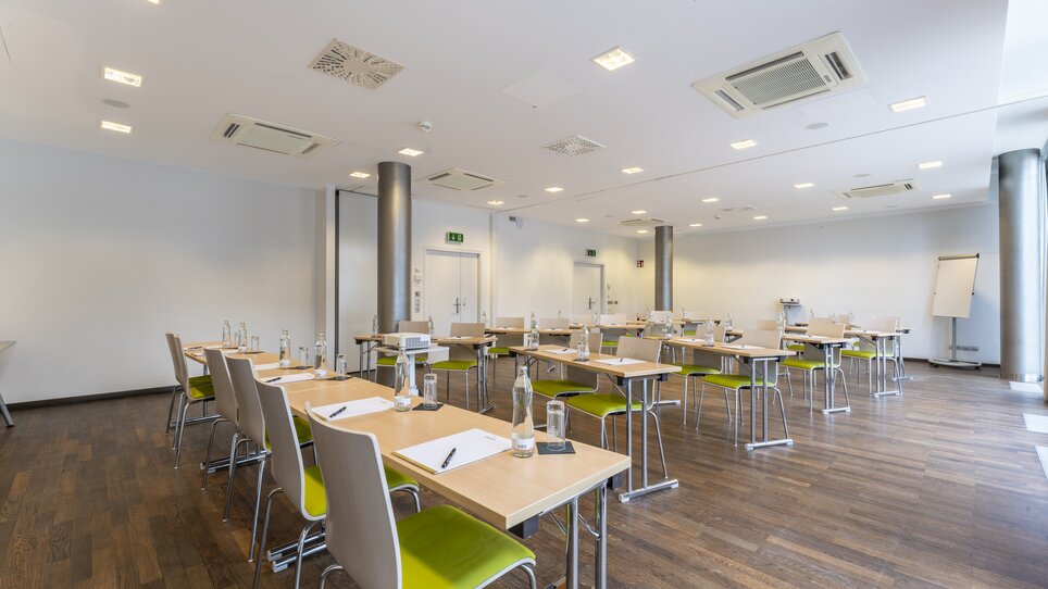 Modern ausgestatteter Besprechungsraum mit Tischen. | © Plaza INN Graz