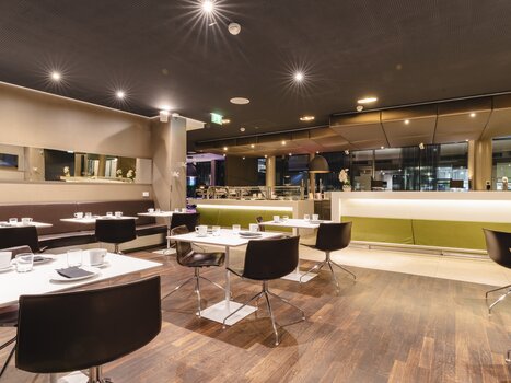 Elegant restaurant with tables and chairs. | © Plaza INN Graz