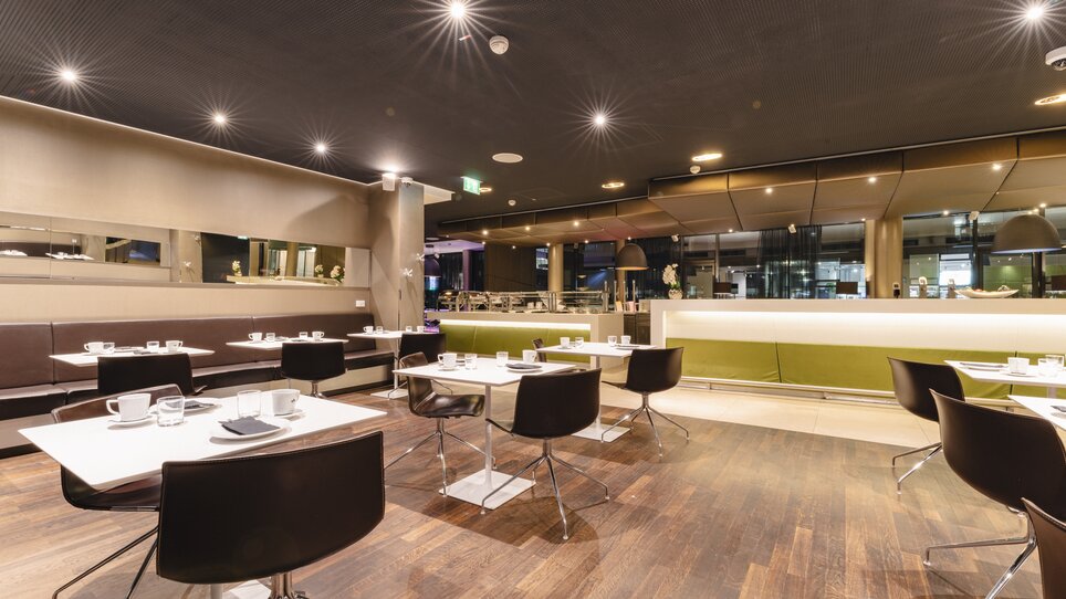 Elegantes Restaurant mit Tischen und Stühlen. | © Plaza INN Graz
