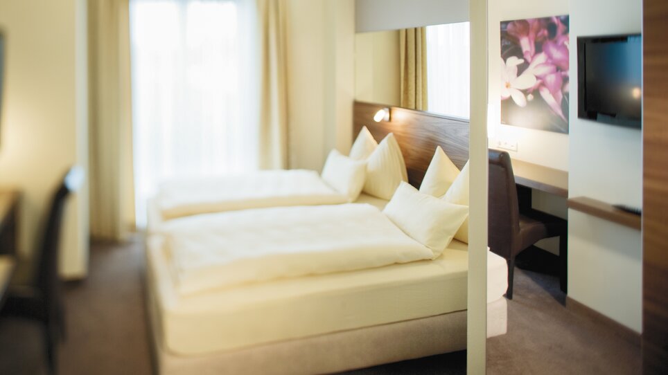 Geräumiges Doppelzimmer mit zwei Betten und Kopfkissen. | © Roemerstube