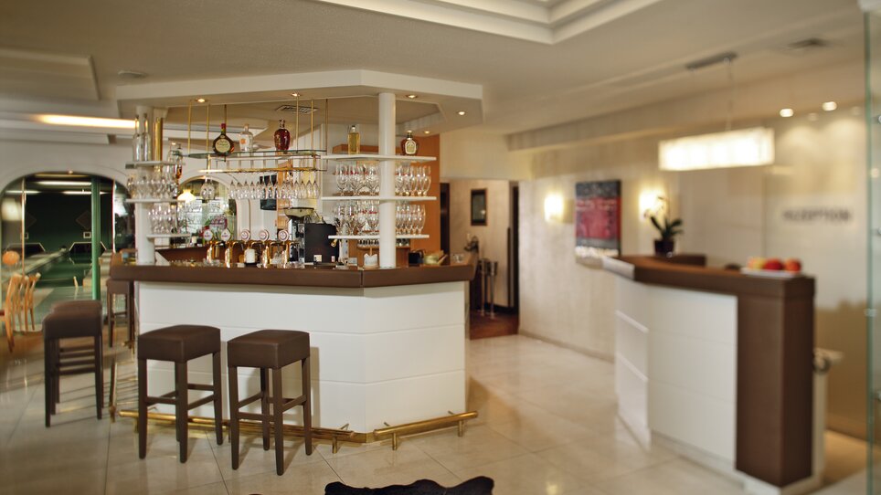 Moderne Bar mit Gläsern und Stühlen im Empfangsbereich. | © Roemerstube