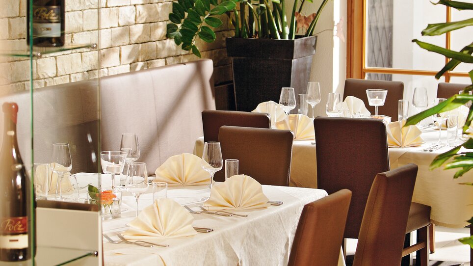 Elegantes Restaurant mit Pflanzen und Tischgedecken. | © Roemerstube