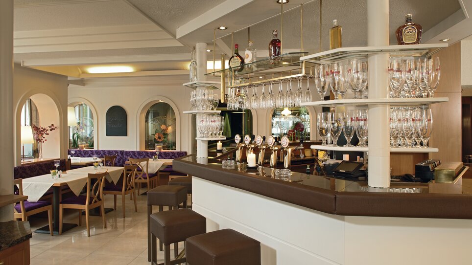 Innenaufnahme einer Bar mit Getränken. | © Roemerstube