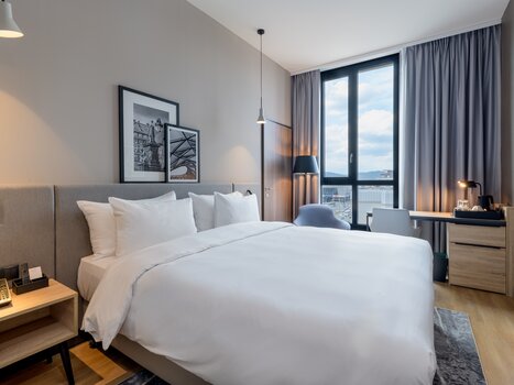 Bright room with a large bed and modern decor. | © Christoph Schubert