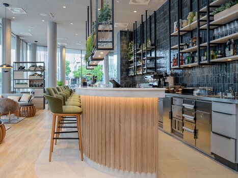 Stylish bar at Radisson Hotel Graz featuring modern decor. | © Christoph Schubert