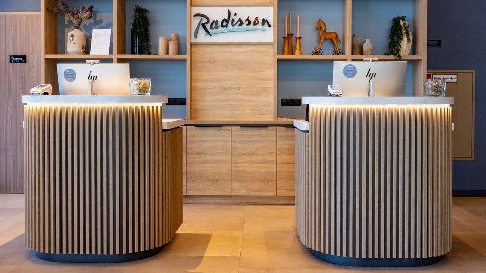 Modern reception counter at Radisson Hotel Graz. | © Graz Tourismus - Harry Schiffer