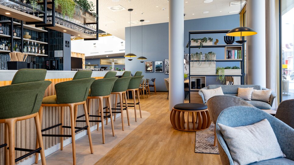 Elegant bar with seating and green plant arrangement. | © Graz Tourismus - Harry Schiffer