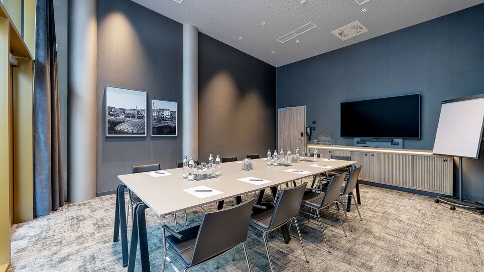 Modern conference room with table and chairs. | © Christoph Schubert