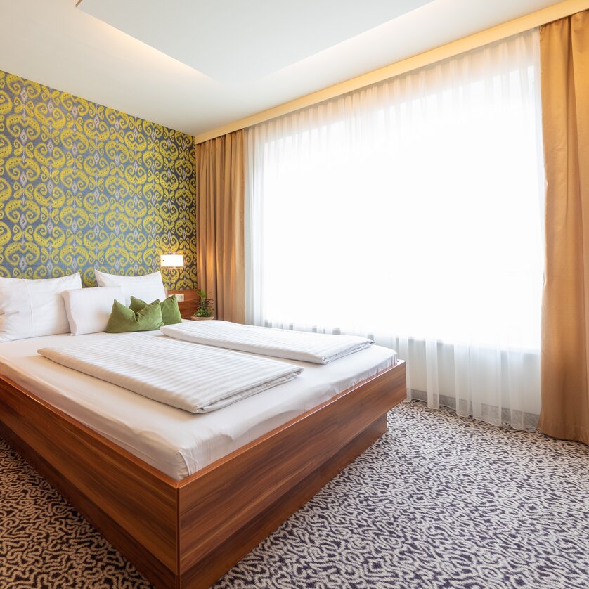 Hotel Süd Art – Double Room Business | © Hotel Süd Art Bright double room with large bed and window. | © Hotel Süd Art