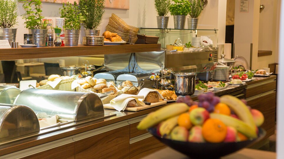 Ein Buffet mit verschiedenen Speisen und frischem Obst. | © Hotel Süd Art