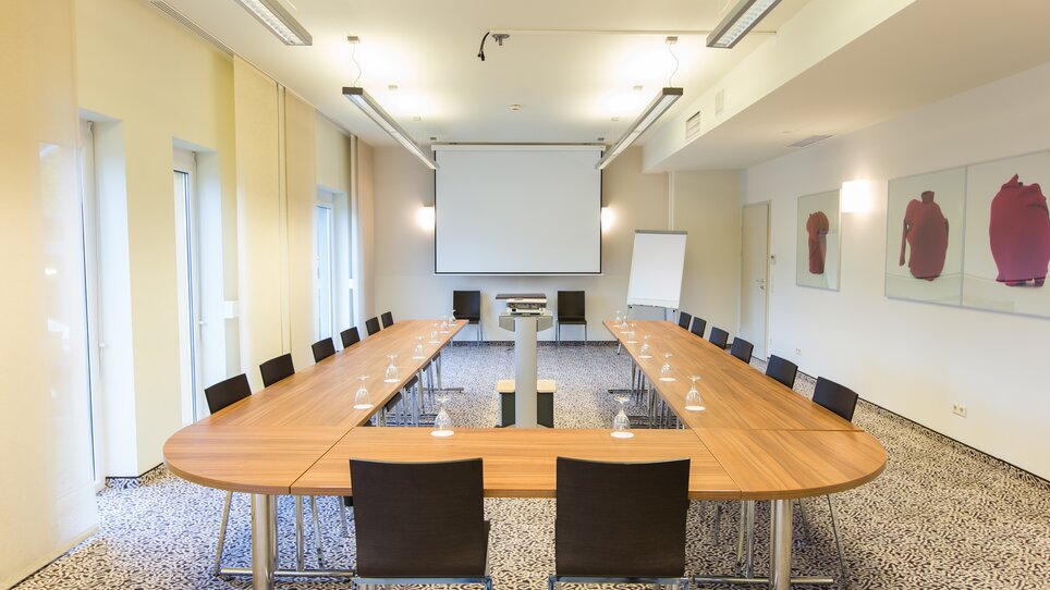 Modern eingerichteter Besprechungsraum mit Konferenztisch. | © Hotel Süd Art