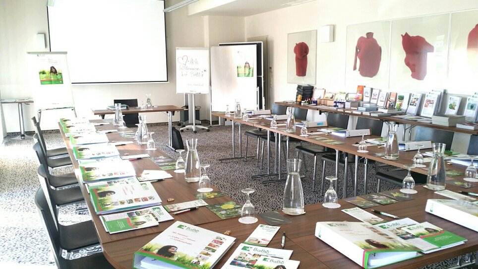 Professionell eingerichteter Besprechungsraum mit Materialien. | © Hotel Süd Art