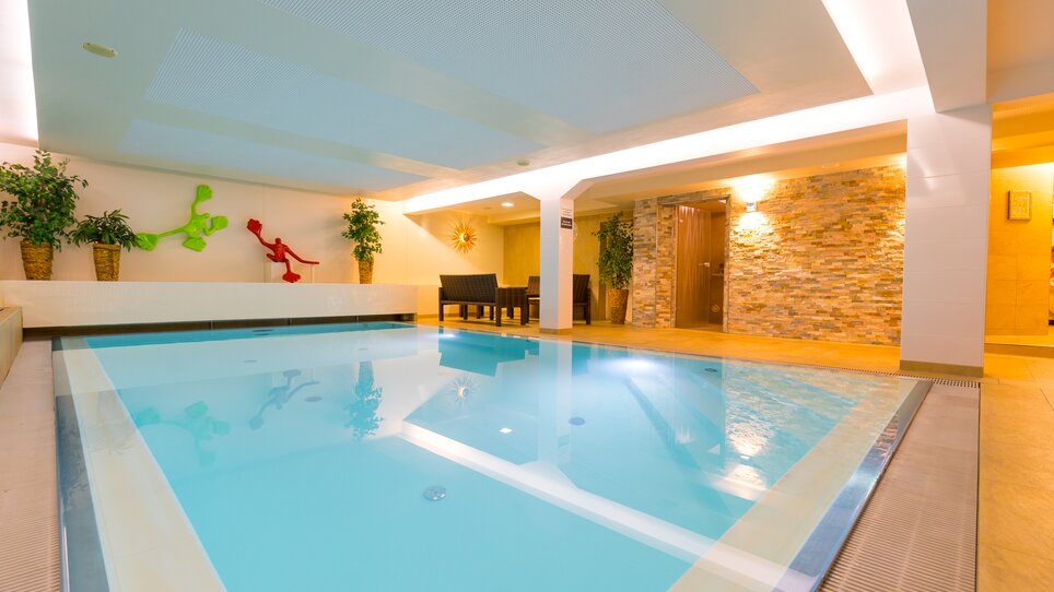 Modern gestalteter Innenpool im Hotel mit Pflanzen. | © Hotel Süd Art