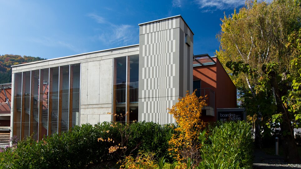 Modernes Gebäude mit Glas und Beton in sonniger Umgebung. | © Hotel Süd Art 