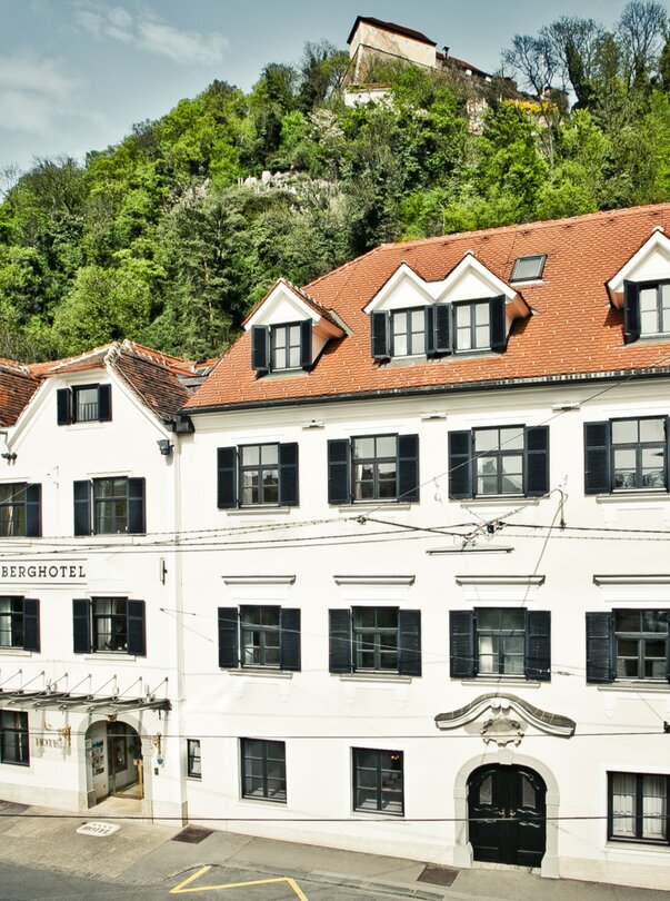 Schlossberghotel Graz with view of the Schlossberg. | © Schlossberghotel