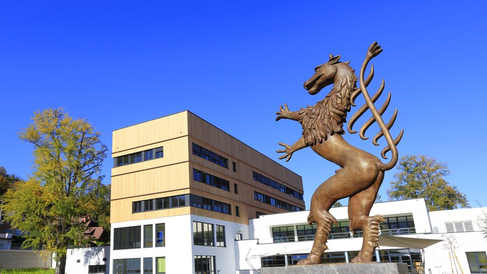 Styrian Panther statue in front of Hotel Steiermarkhof, Graz, under clear sky. | © Foto Pachernegg