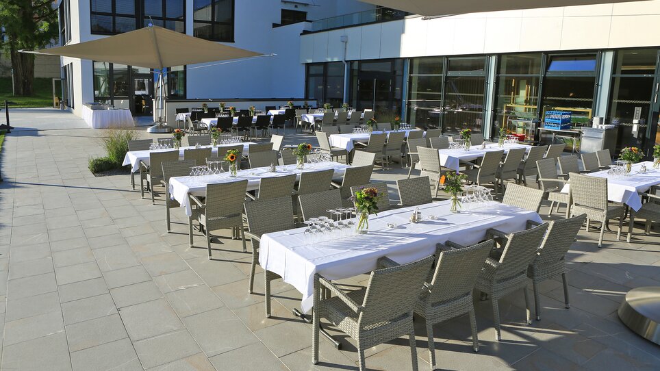 Terrazza all'aperto dell'Hotel Steiermarkhof con tavoli apparecchiati. | © Fotostudio Pachernegg
