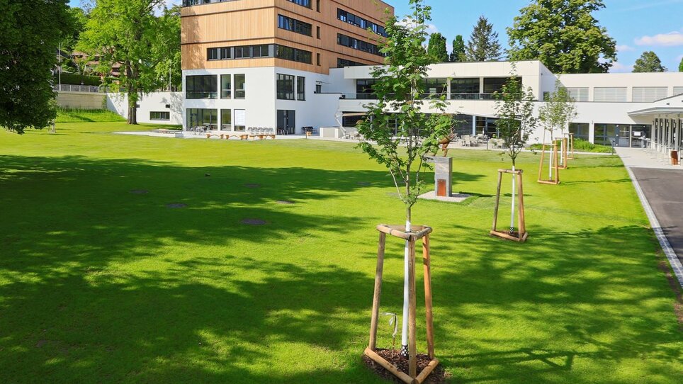 Vista esterna dell'Hotel Steiermarkhof con giardino e alberi. | © Fotostudio Pachernegg