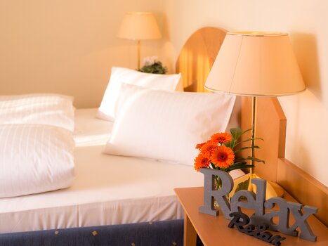 Bright double room with flowers and relax decor. | © Hotel Stoiser