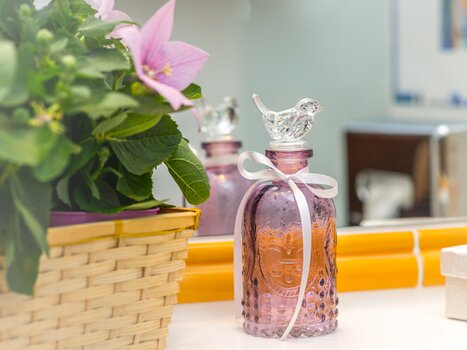 Decorative bottle with bird stopper and plant. | © Hotel Stoiser Graz 