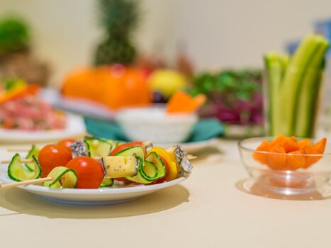 A plate of vegetable skewers, next to assorted snacks. | © Hotel Stoiser Graz 