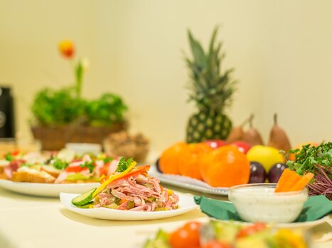 Varied buffet of fresh snacks and fruits. | © Hotel Stoiser Graz 