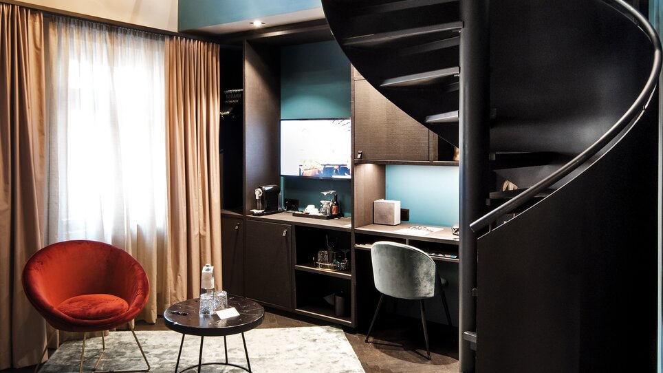 Angolo confortevole con scala e TV nell'hotel Aiola Living | © Aiola Living