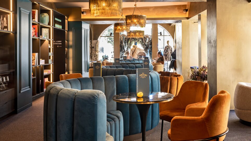 Area lounge moderna con arredo elegante nel Boutique Hotel Aiola Living. | © Aiola Living