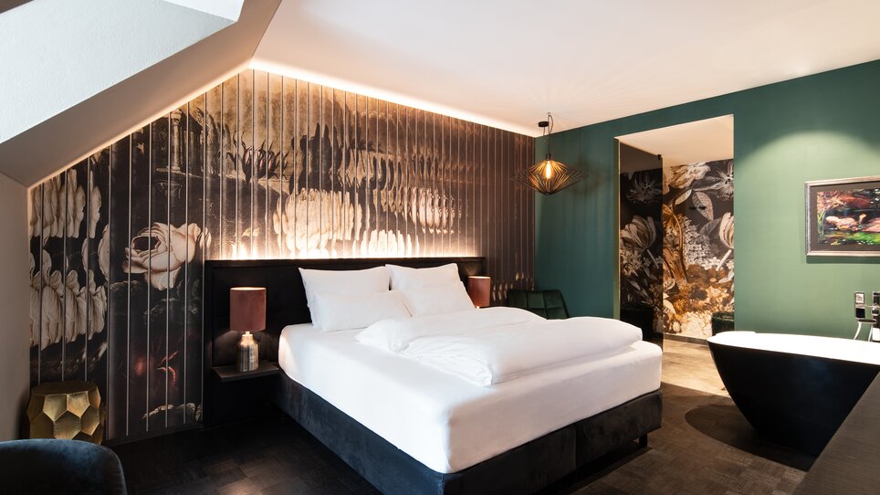 Camera elegante con design floreale e arredamento stiloso. | © Aiola Living