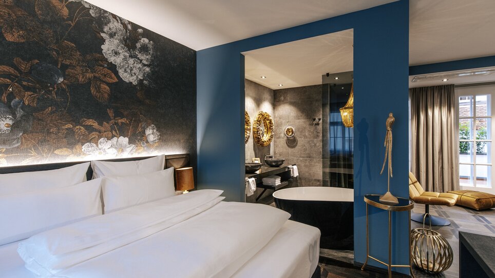 Camera elegante con design floreale e vasca moderna. | © Aiola Living