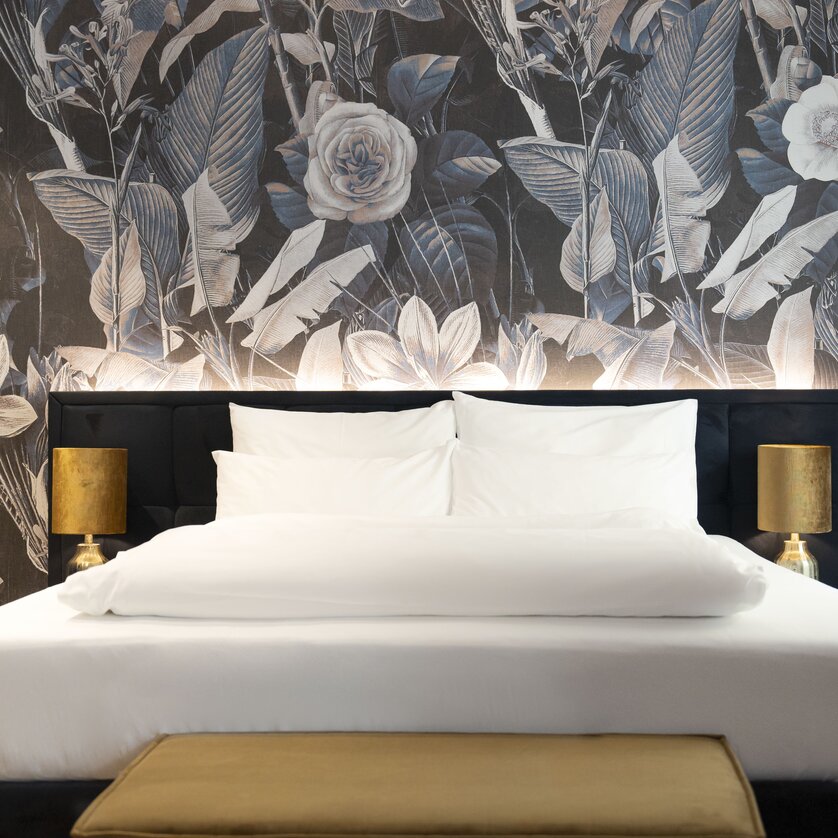 Camera moderna con sfondo floreale e arredi eleganti. | © Lucija Novak