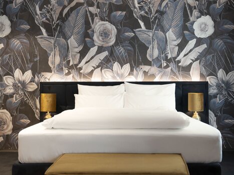 Camera moderna con sfondo floreale e arredi eleganti. | © Lucija Novak