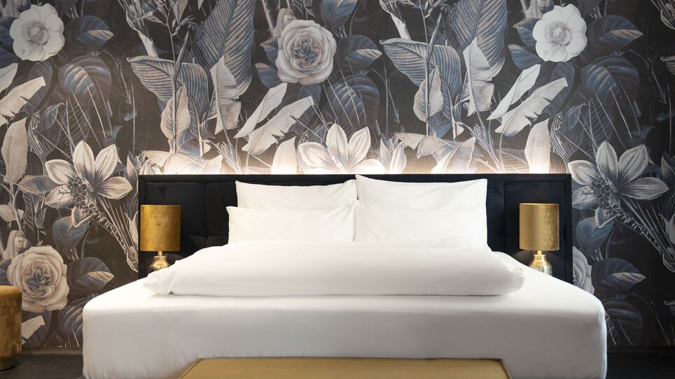 Camera moderna con sfondo floreale e arredi eleganti. | © Lucija Novak