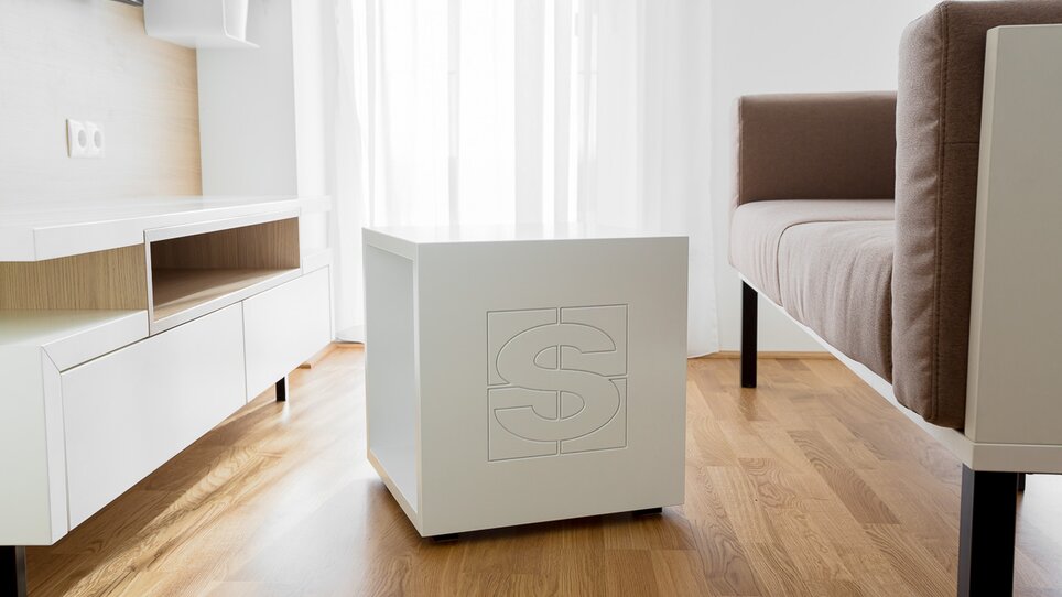 Interni moderni con un cubo bianco e un divano. | © sHome Hotel