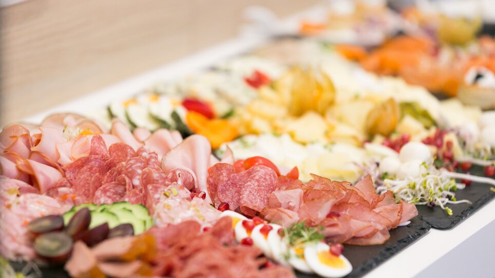 Varietà di affettati con verdure. | © sHome Hotel