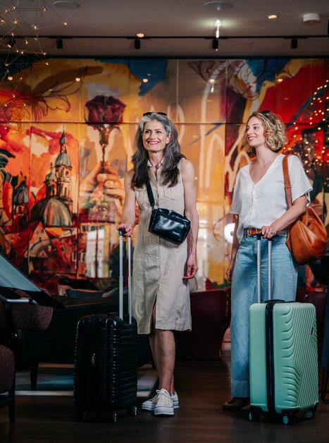 Zwei Frauen mit Koffern in einer Hotel-Lobby in Graz. | © Graz Tourismus - Mias Photoart