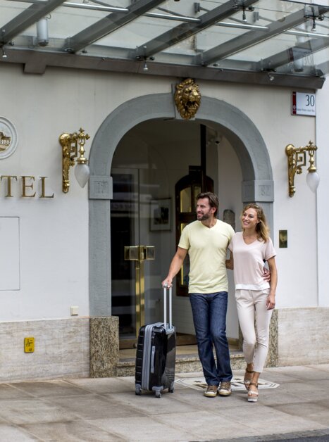 Schlossberghotel in Graz | © Graz Tourismus - Tom Lamm Couple with suitcase in front of the Schlossberghotel in Graz | © Graz Tourismus - Tom Lamm