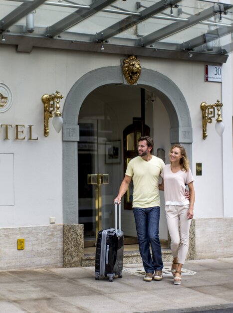 Couple with suitcase in front of the Schlossberghotel in Graz | © Graz Tourismus - Tom Lamm