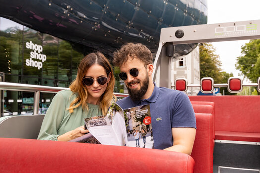 Auf zum Genuss im Cabrio Bus 1. Station Kunsthauscafe | © Graz Tourismus - Werner Krug