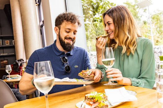 Auf zum Genuss im Cabrio Bus 1. Station Kunsthauscafe | © Graz Tourismus - Werner Krug